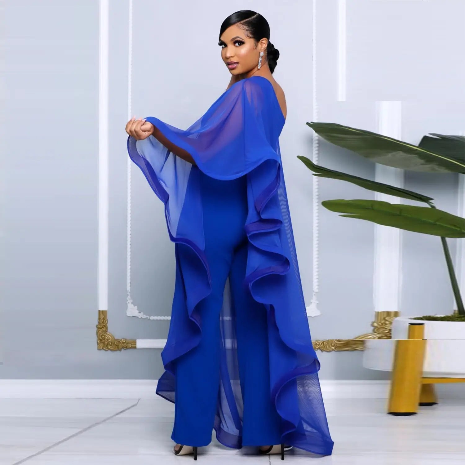 Ein leuchtend königsblaues, transparentes Rüschen-Cape-Jumpsuit mit weitem Bein aus elegantem Chiffonstoff.