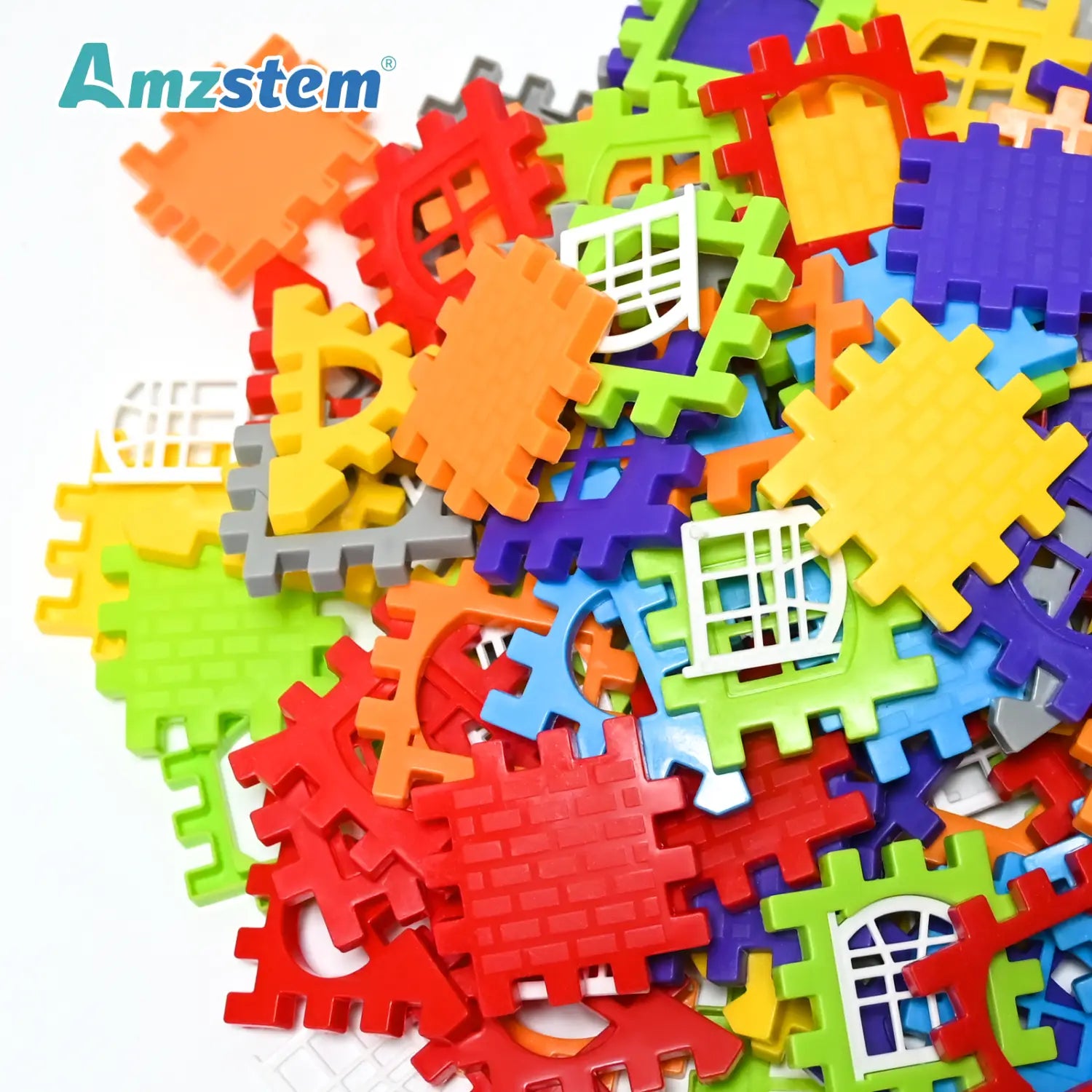 Un surtido colorido de piezas de rompecabezas de plástico entrelazables en rojo, naranja, amarillo, verde, azul, morado y gris, procedente de un conjunto de construcción de casa con grandes bloques de plástico.