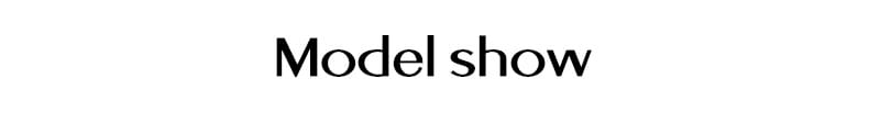 Das Model in Schwarz zeigt Text in einer sauberen, modernen Sans-Serif-Schrift auf dem reinen weißen Y2K-Ripp-Pyjama-Set, der den reinen Desire-Stil sowie die Qualität des Materials hervorhebt