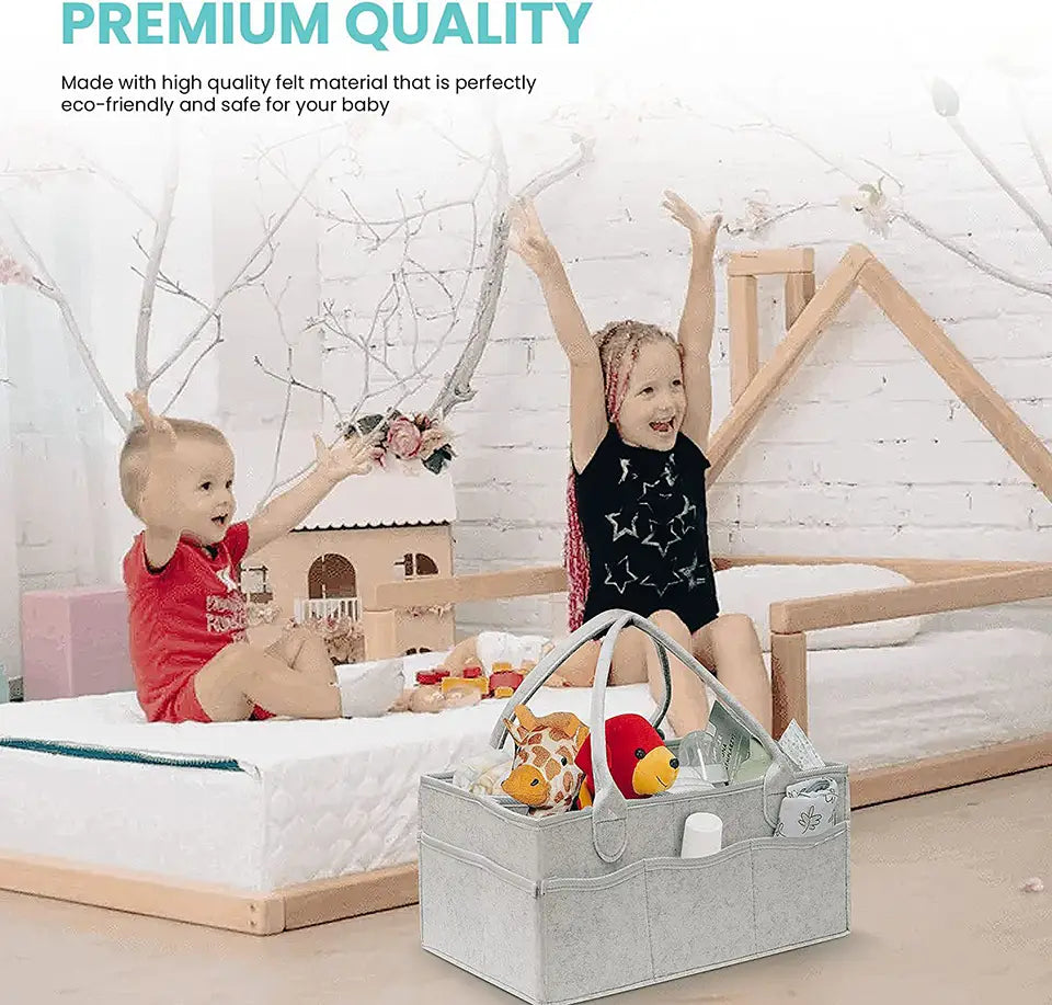 Grand sac organisateur en feutre gris pour couches, avec anses et plusieurs compartiments pour les articles essentiels du change de bébé.