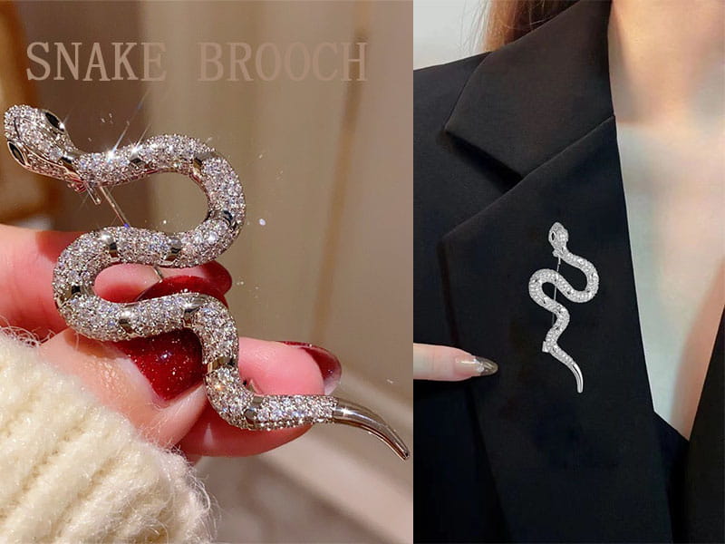 Broche-épingle émaillée en forme de fleur de lotus, présentant un motif d’un serpent argenté étincelant orné de cristaux transparents et d’une forme élégante et épurée.