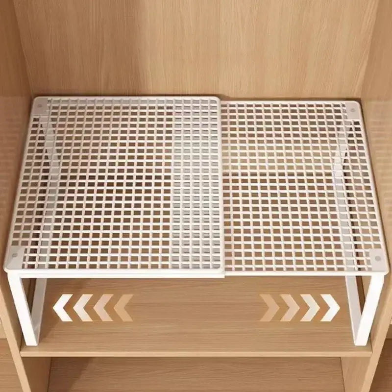étagère de rangement en plastique blanc pour placard avec motif en grille et pieds inclinés, conçue comme un organiseur de placard extensible pour un rangement efficace.