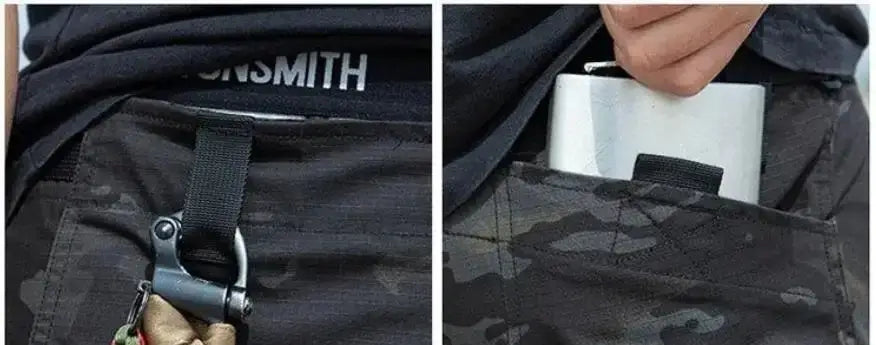 Un mousqueton métallique élégant en argent, avec une lanière noire, fixé à la ceinture de pantalons cargo tactiques imperméables pour hommes au motif camouflage