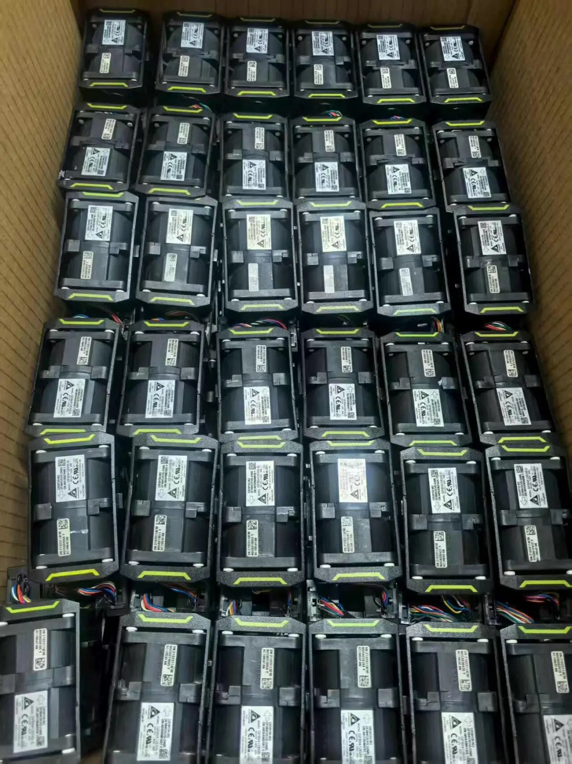 Composants électroniques rectangulaires noirs avec garniture d’accent verte et autocollants d’étiquetage blancs pour le ventilateur de soufflerie Delta 20000 tr/min, noir.