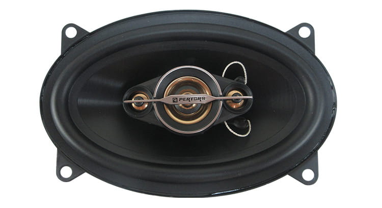 Schwarzer oval geformter 4x6-Autolautsprecher mit silbernem und goldfarbenem zentralem Kegel, mit dem Pertec-Brand-Logo und 500-W-Koaxialaudio-Ausgang.