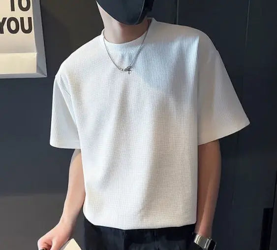 T-shirt blanc en coton à manches courtes pour homme, coupe décontractée, avec un design de col ras du cou.