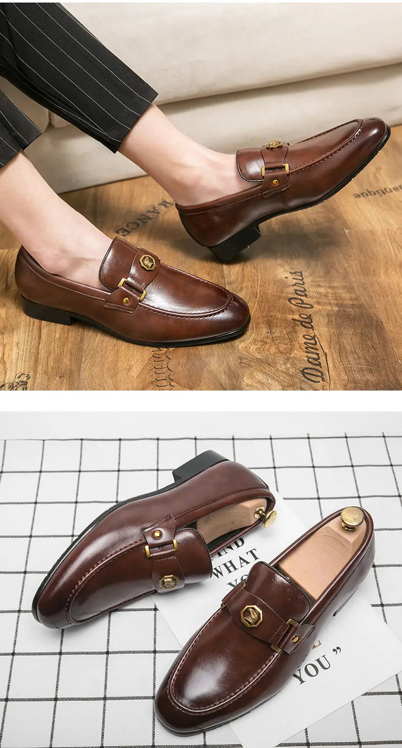 Braune Herren-Lederslipper im eleganten Stil mit goldfarbenen Metallschnallen und klassischem Slip-on-Design