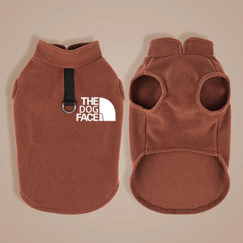 Braune warme Fleece-Hundeweste für kleine bis mittelgroße Hunde mit dem North Face-weißem Logo und Detail der schwarzen Träger, von der Rückseite gezeigt