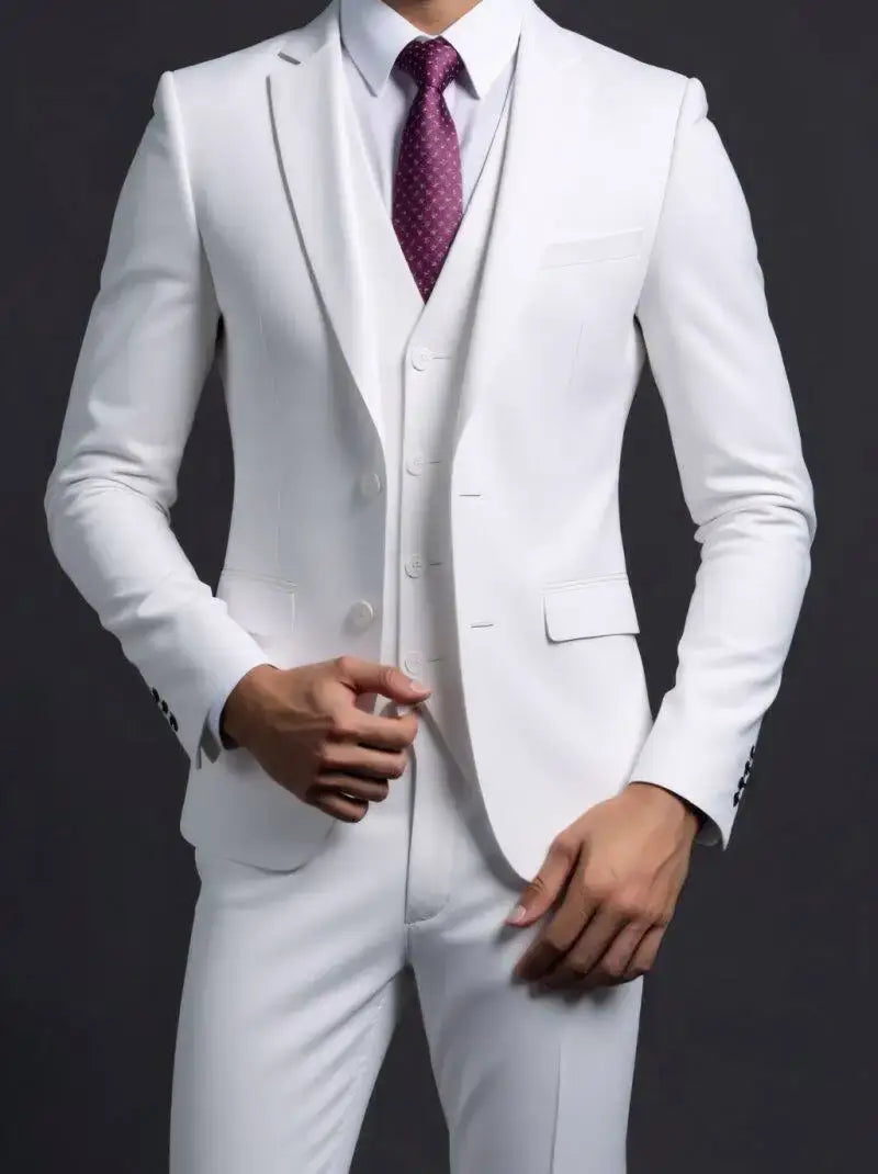 Traje de tres piezas de hombre, de un solo pecho para vestir formal, color blanco, con ajuste a medida, tejido pulcro, costuras de contraste sutiles y tipo de cierre de un solo botón