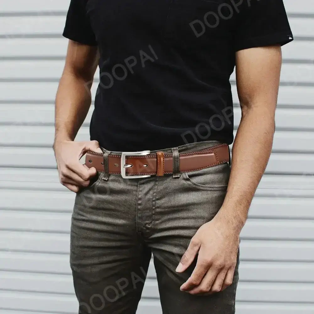 Ceinture à cliquet en cuir pour homme en cuir brun, avec boucle automatique à l’aspect argenté.