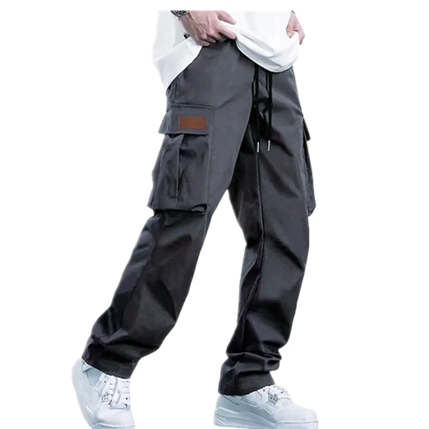 Herren-Cargohose in Dunkelgrau mit lockerer Passform für lässige Arbeitskleidung, mit mehreren Taschen und einem braunen Lederpatch am Oberschenkel.