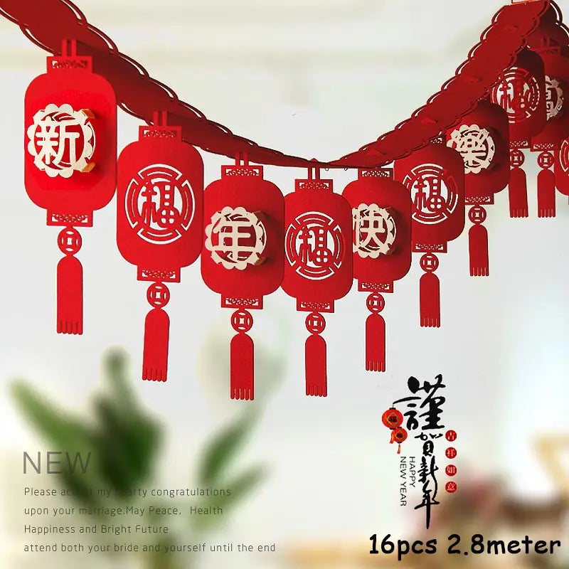 Rote Papiergeschnitzte chinesische Laternen-Anhängerdekoration mit filigranen weißen Zeichendesigns und Quasten für die Dekoration zum Mondneujahr.