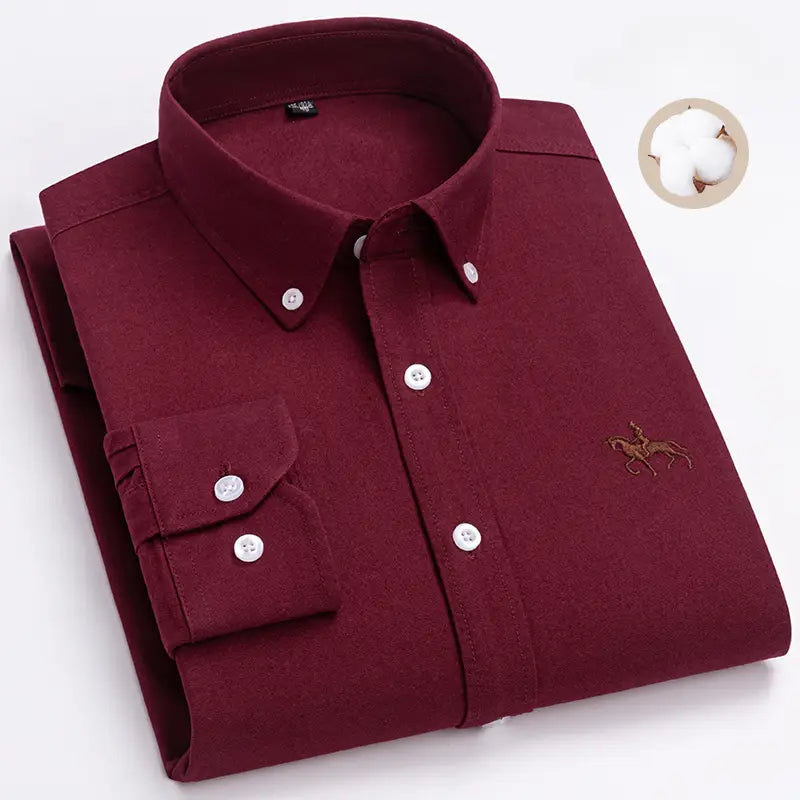 Chemise pour homme en oxford à coupe ajustée 100 % coton en bordeaux, avec des boutons blancs et un discret logo de cheval brodé sur la poitrine.