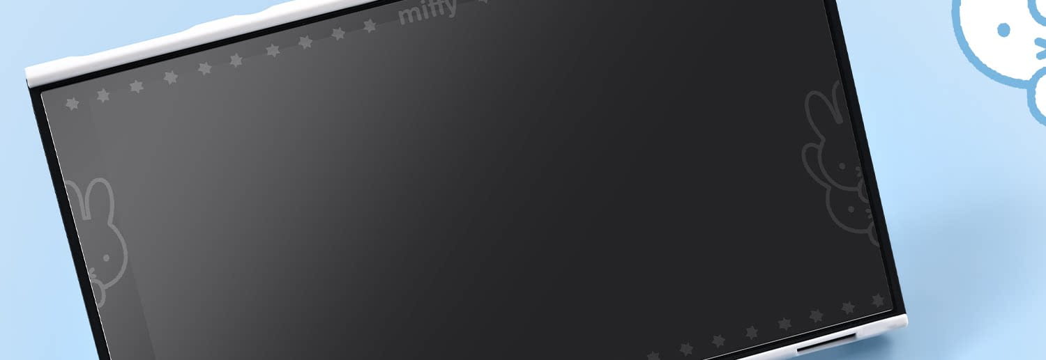 Protector de pantalla de vidrio templado para Miffy Switch con fondo negro, ilustraciones de conejos blancas y marca lechosa sobre una tableta enmarcada en plata.