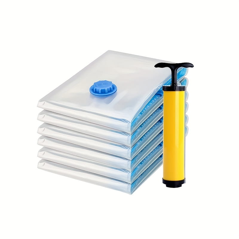 Lot de sacs de rangement sous vide transparents avec bouchons bleus et pompe manuelle jaune, conçu pour ranger les vêtements de bébé et le linge de lit.
