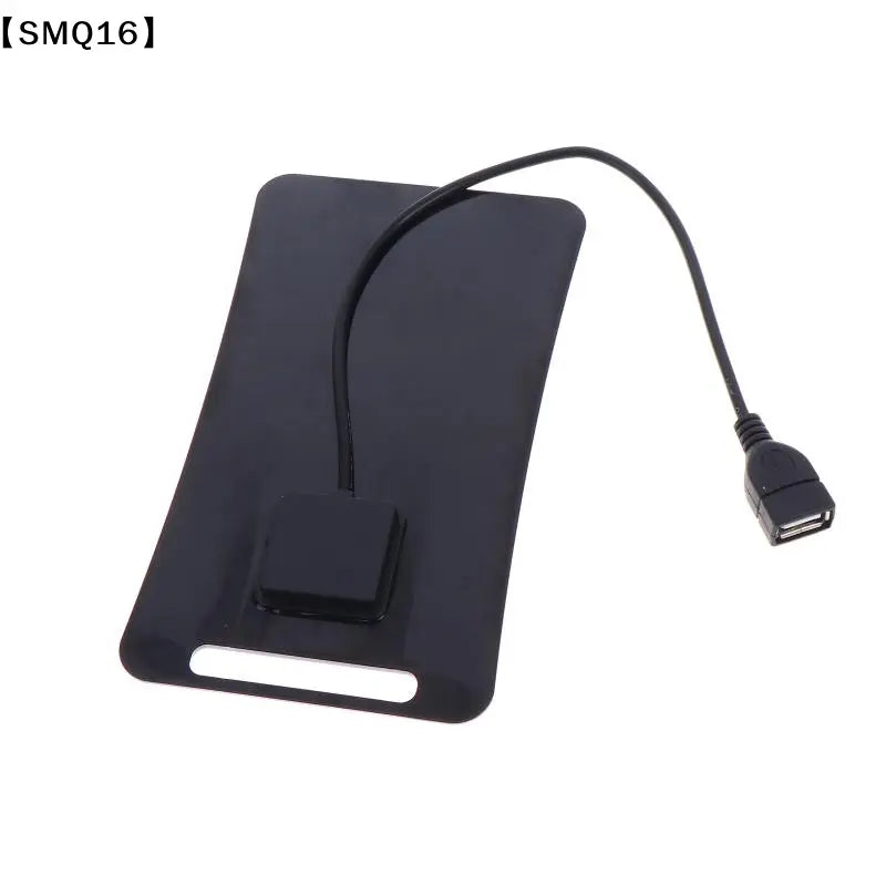 黒色の長方形ワイヤレス充電パネル。ソーラーパネルの携帯用USB充電に使用するUSBケーブルとコネクタ付き。キャンプ中も接続したまま使用できる