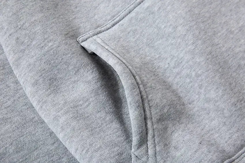 Bolsillo de algodón gris jaspeado con costuras cuidadosamente cosidas en una sudadera con logotipo de baloncesto Jordan para hombre, confeccionada en poliéster para uso casual.
