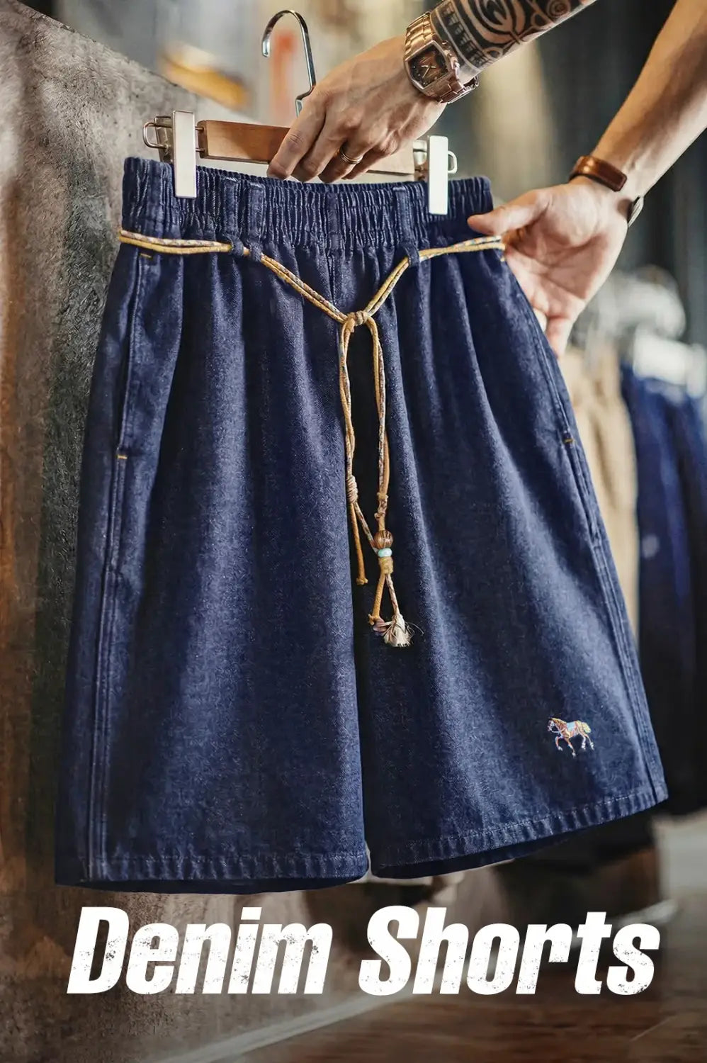 Dunkelblaue Jeansshorts für Herren mit Kordelzugbund und einem bestickten Pferd an der Seite im Vintage-Stil.