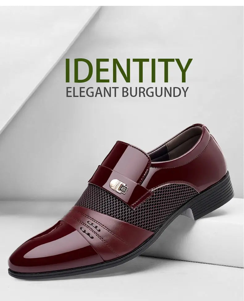 Zapato de vestir de punta afilada de lujo elegante para hombre en cuero burdeos con acabado brillante, paneles de malla en el lateral y un acento de hebilla plateada.