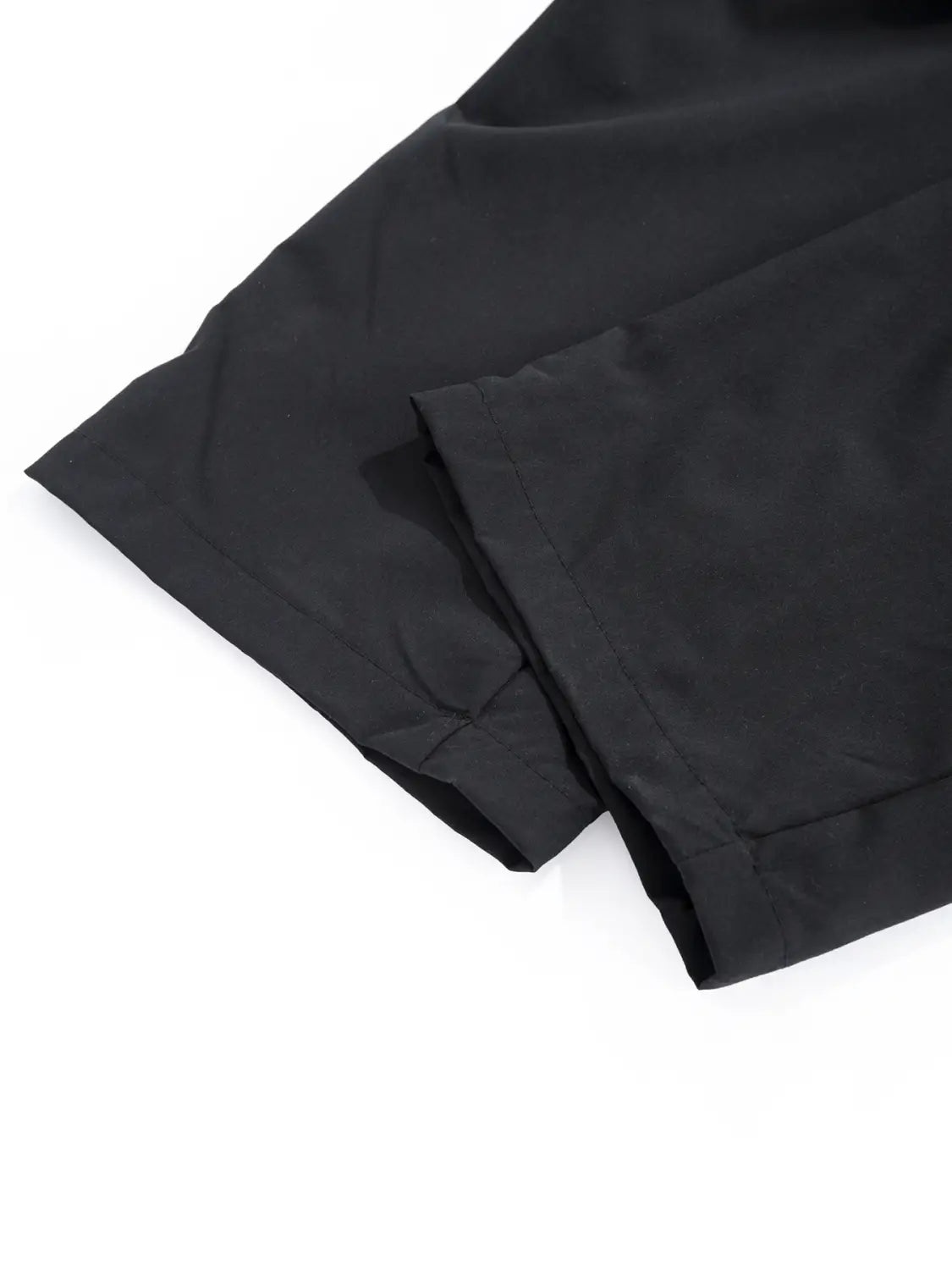 Herren-Cargo-Hose, leger, mit mehreren Taschen, in schwarzem Stoff, mit glatter matter Oberfläche und sauberer Verarbeitung