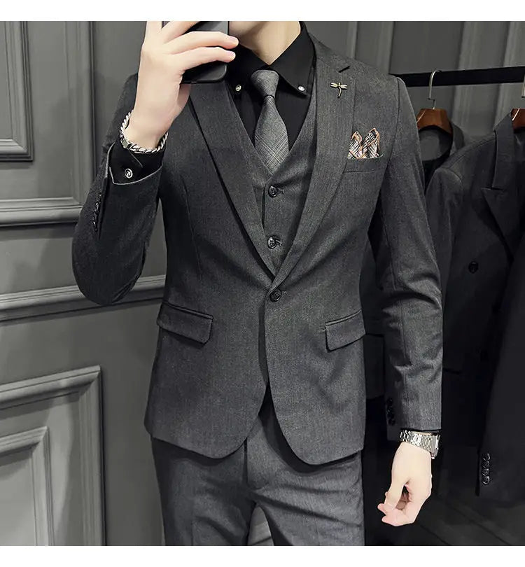 Ensemble de costume trois pièces slim fit pour homme gris foncé, texturé, avec un motif subtil, comprenant un gilet assorti, et 9 pantalons courts à la cheville avec un type de fermeture par boutons.