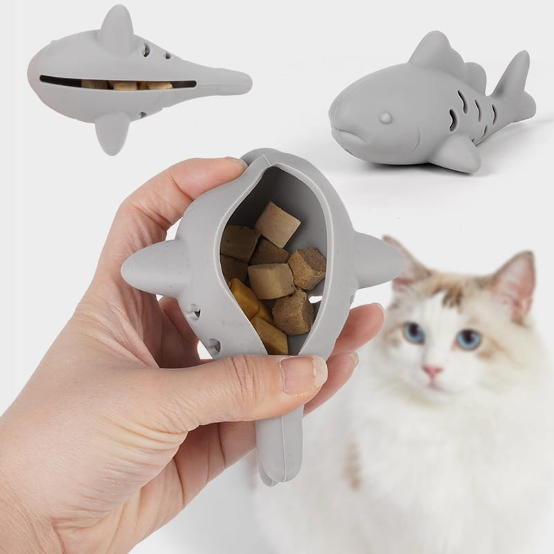 dispensador de golosinas para mascotas con forma de tiburón de silicona gris que contiene croquetas en cubos para mascotas pequeñas, en un juguete de silicona dispensador de golosinas con forma de pez.