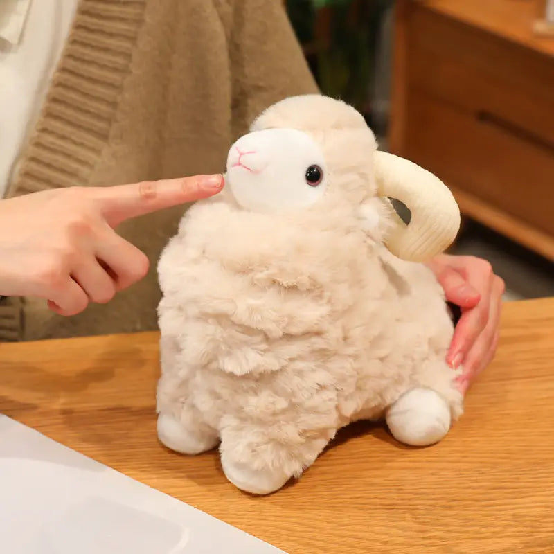 Flauschiges Plüschschaf-Geschmacktier in Cremefarbe mit weich strukturierter Wolle, weißem Gesicht, schwarzen Augen und rosafarbener Nase, entworfen als niedliche Kawaii-Weichpuppe.