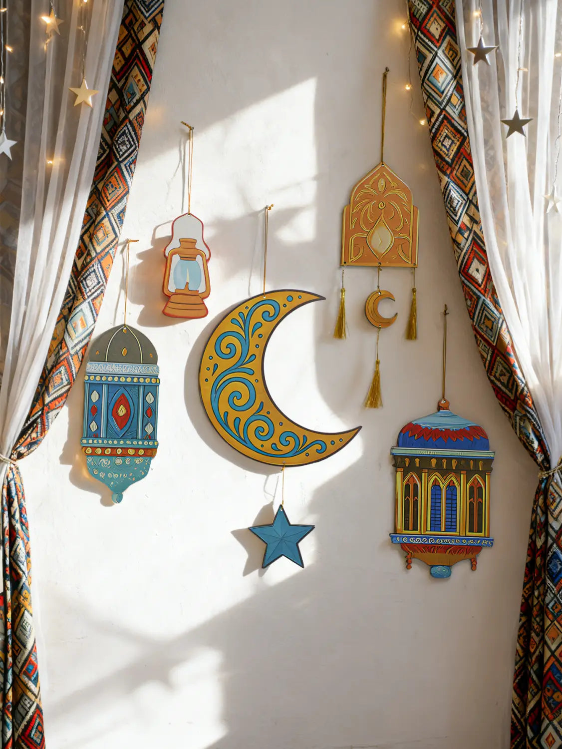 Un colgante de pared de media luna de madera pintada a mano y de estilo vibrante, con remolinos turquesa intrincados y una base dorada diseñada como decoración moderna de lámpara tipo farol de estrella y media luna para el Ramadán islámico.