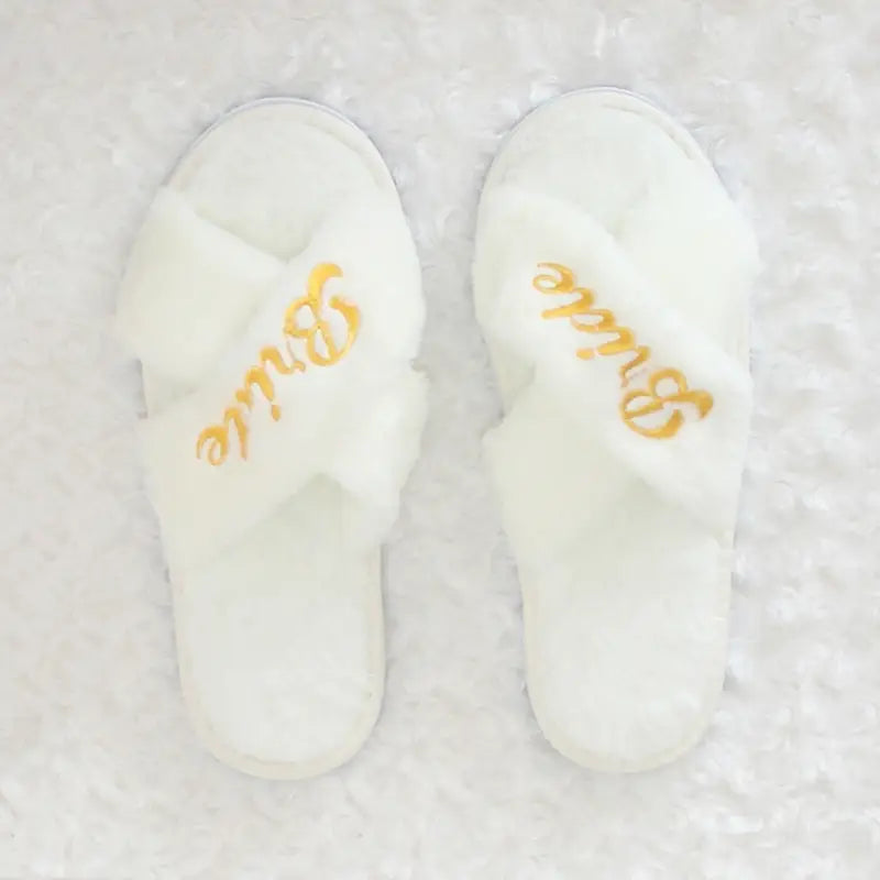 金の「Bride to be（花嫁になる方）」の刺繍が施されたホワイトのファスィースリッパ（花嫁になる方用）で、ベールサッシュとヘッドバンドを備えた「花嫁になる方」パーティーセット。