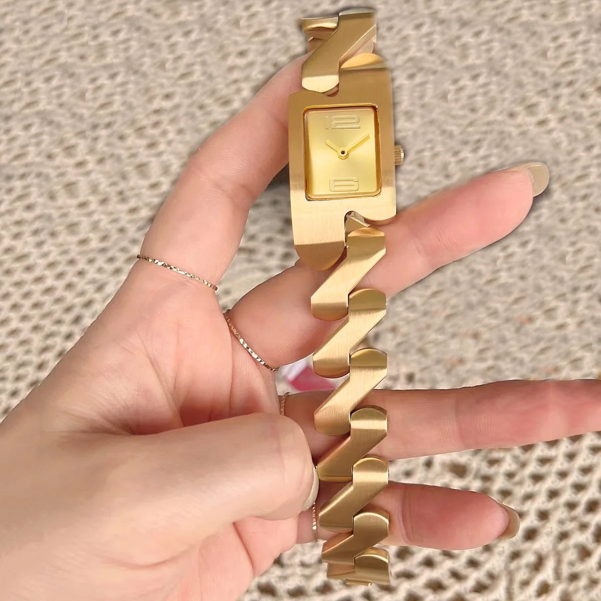 Fashion Leisure Business Watches for women Quartz Women Watch Simple Elegant Square Dial Gold Stainless Steel Strap Waterproof