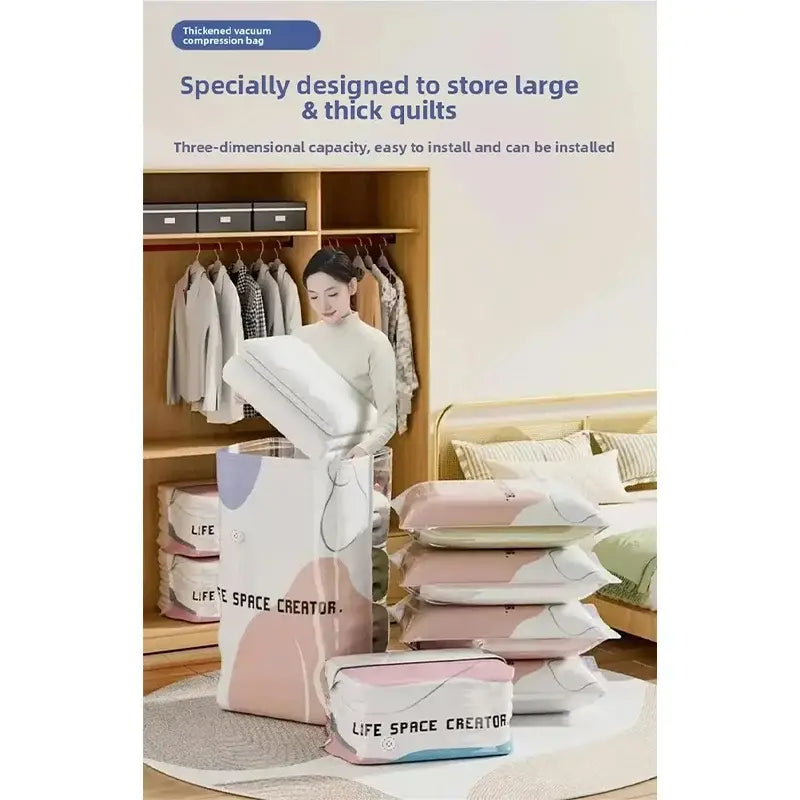 Pastellrosa- und lavendelfarbene, abstrakt gemusterte verdickte Vakuum-Aufbewahrungsbeutel mit „Life Space Creator“-Branding, ausgelegt zur Aufbewahrung von Kleidung und Quilts.