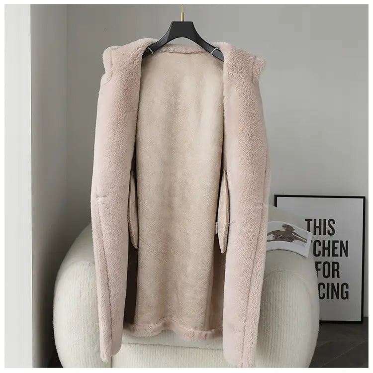 Abrigo exterior tipo osito de peluche largo para mujer de lana en color rosa palo, con chaleco de borreguillo suave y exterior esponjoso y aterciopelado, forro interior liso, diseñado para mayor comodidad y facilidad, con servicio de atención al cliente para consultas sobre el contorno de pecho y el contorno de cadera.