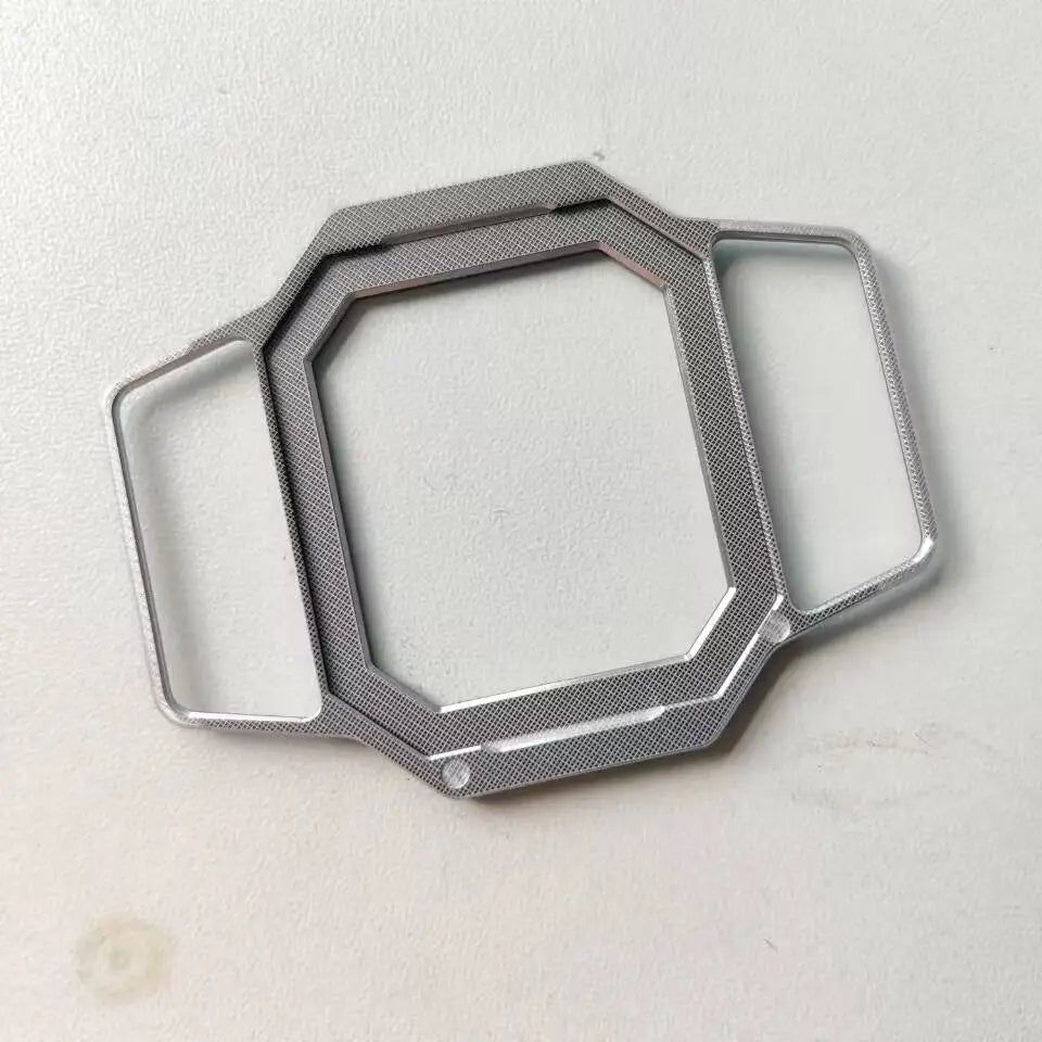 Marco de metal octagonal con acabado plateado, con superficie de malla texturizada y dos recortes rectangulares en la parte posterior de la carcasa de tapa trasera de repuesto del oukitel wp30 pro negro.