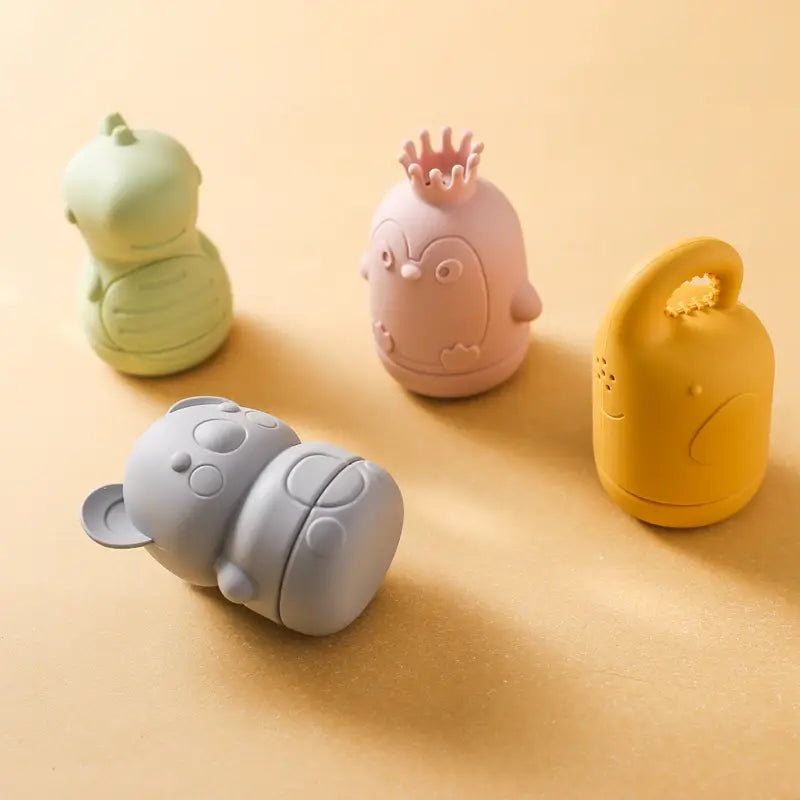 Pastellfarbene Silikon-Koala-Baby-Badesprinkler-Spielzeuge, geformt wie Tiere mit niedlichen, abgerundeten Merkmalen, entwickelt für spielerische Wasserverwendung.