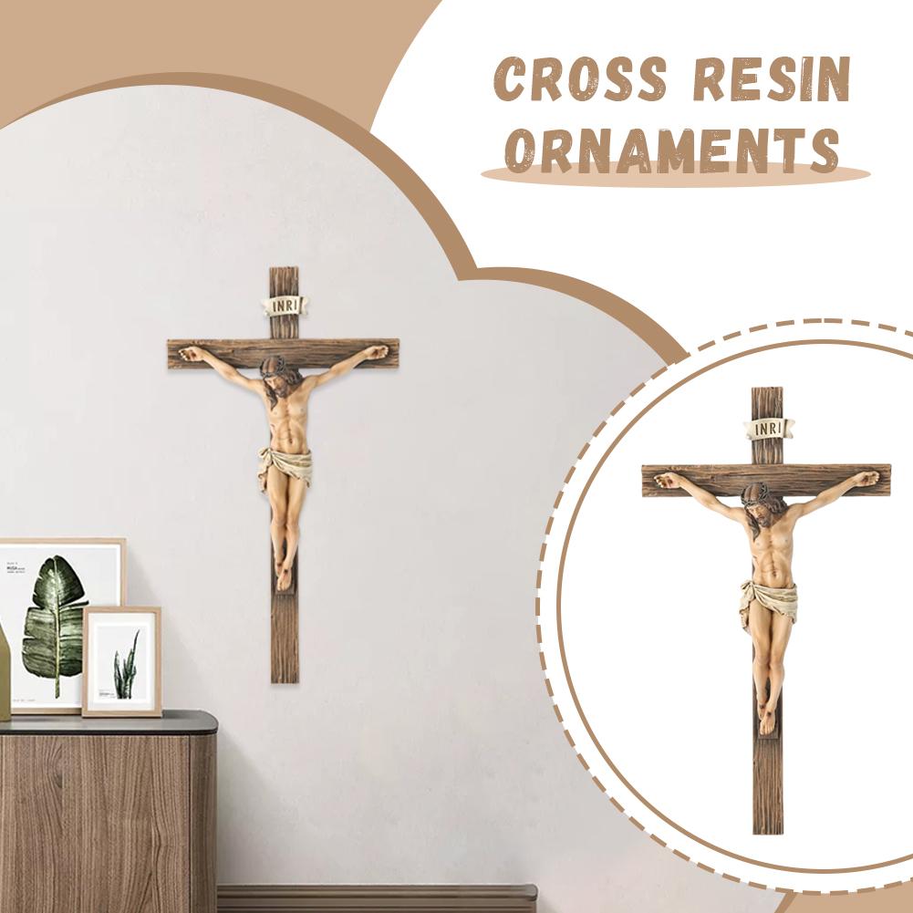 Adorno de cruz de madera con figura de resina de Jesús, con un acabado natural en color marrón y tallado detallado para decoración religiosa del hogar.