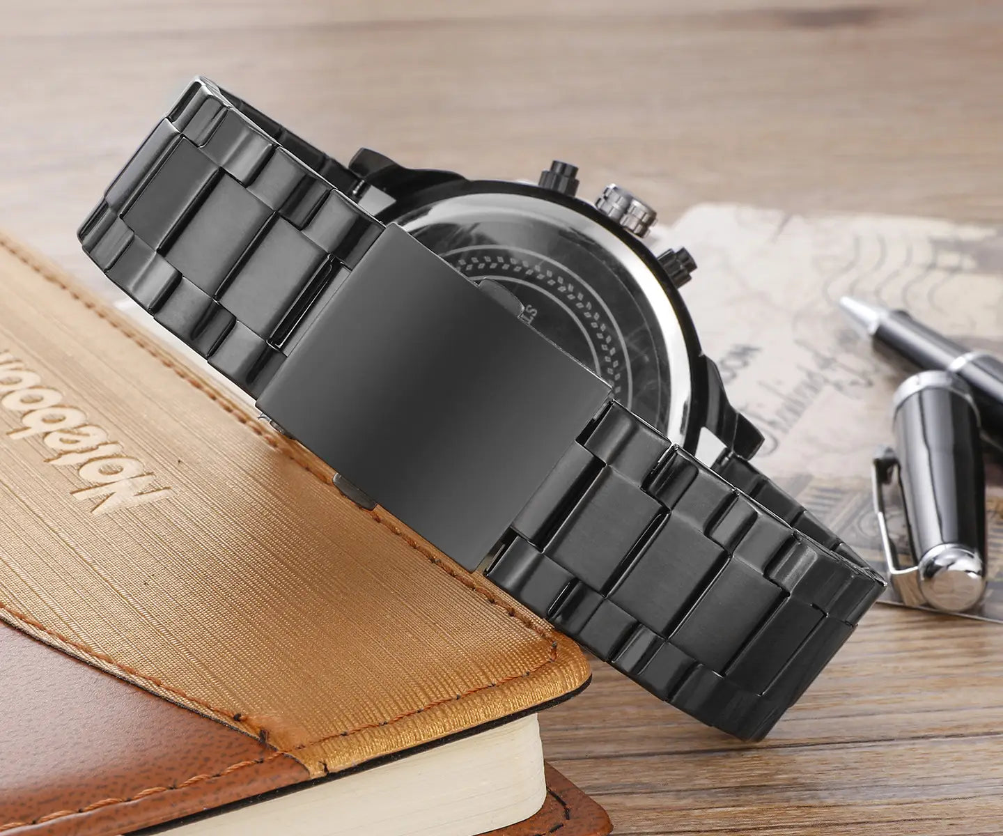 Schwarzes Edelstahl-Gliederarmband für die Dual-Time-Luxus-Uhr aus Stahl mit Quarzwerk für Herren mit einem schlanken, modernen Design.