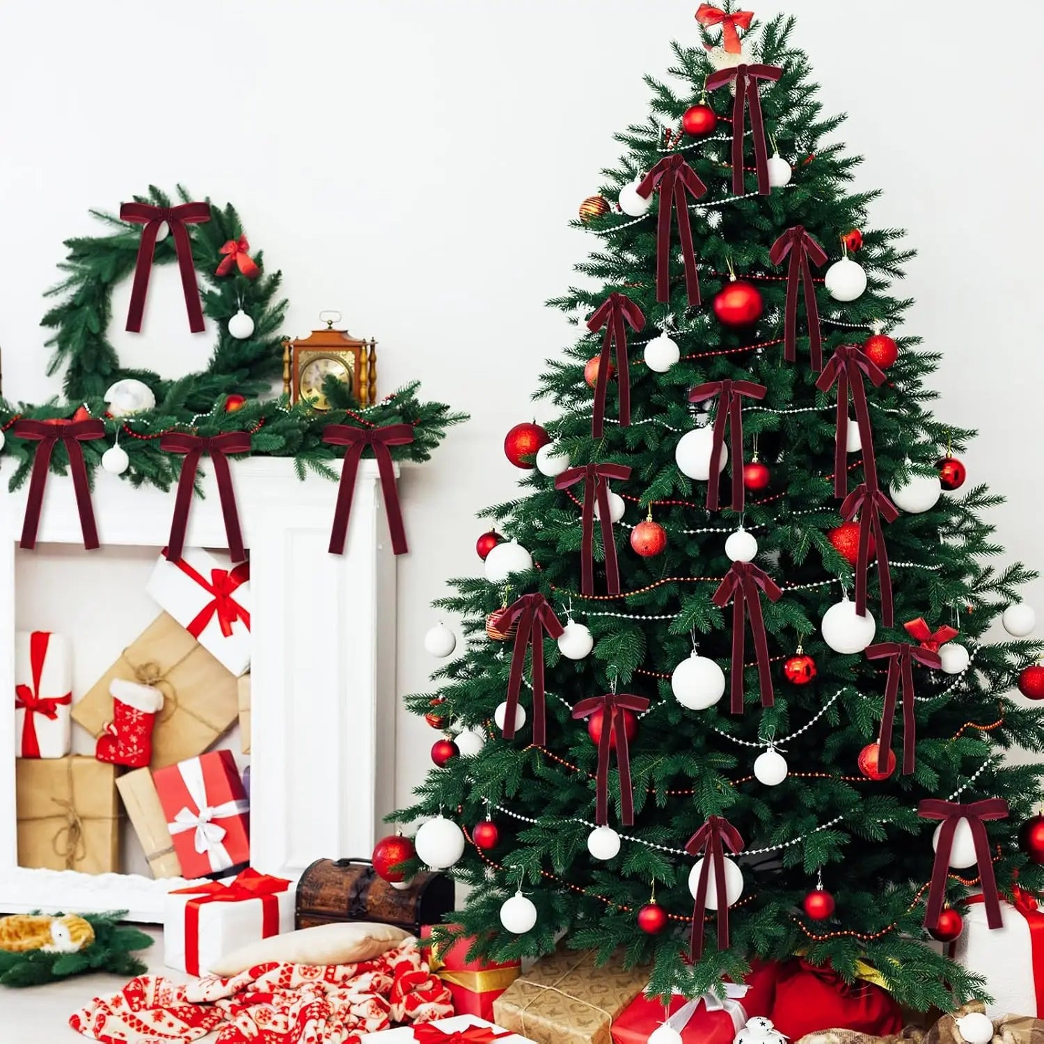 Ein festlicher Weihnachtsbaum, geschmückt mit 24 Stück Samtschleifen aus tiefem bordeauxrotem Samt, roten und weißen Ornamenten sowie zarten, perlenbesetzten Girlanden, die die Eleganz der Samtschleifen am Weihnachtsbaum hervorheben