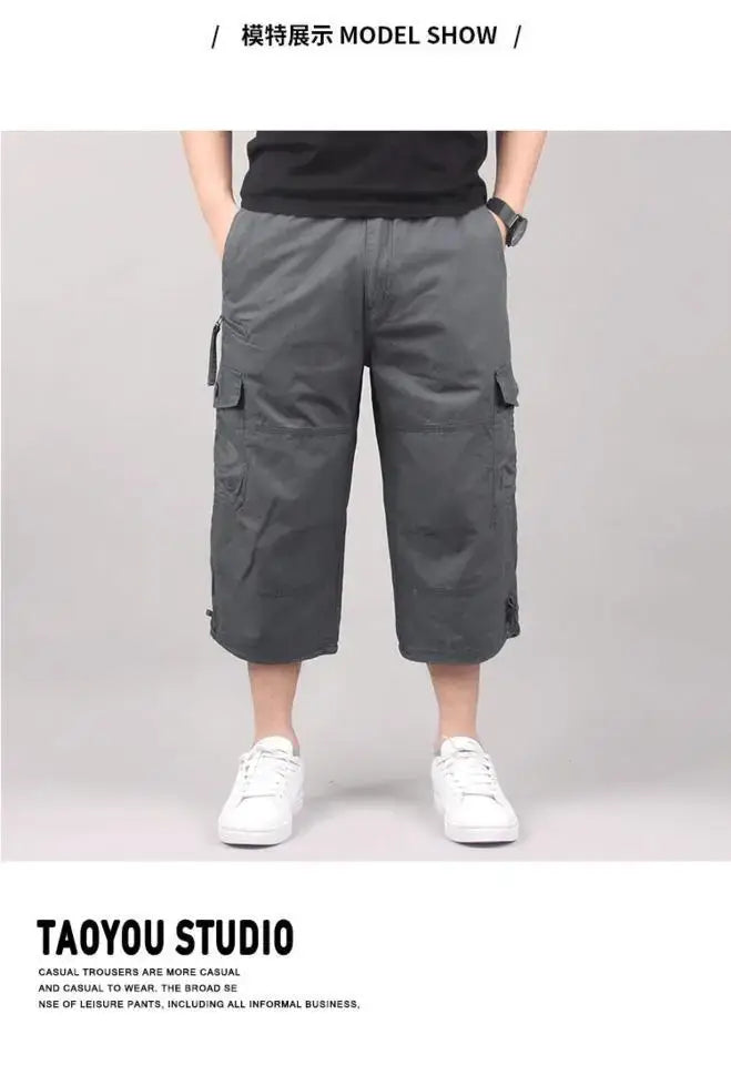 Bermudas cargo en coton gris pour hommes, avec plusieurs poches latérales et une coupe décontractée pour une tenue d’été décontractée.