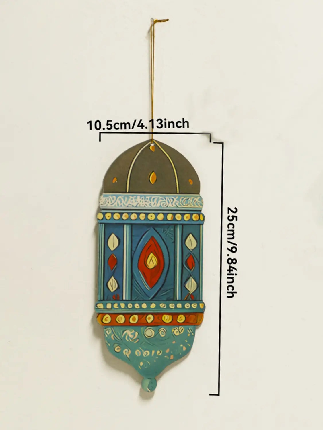 Ornamento decorativo de farol de luna y estrella para decoración de pared de Ramadán islámico, con cuerpo color teal y azul, acentos dorados, patrones intrincados y un diseño de estilo moderno.