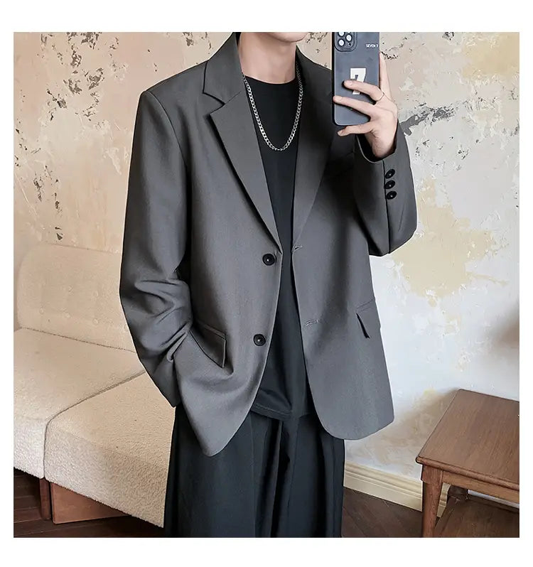 Herren-Casual-Sakko in Schwarz mit einer eleganten anthrazitgrauen Farbgebung, modernem Schnitt und schwarzen Knöpfen.