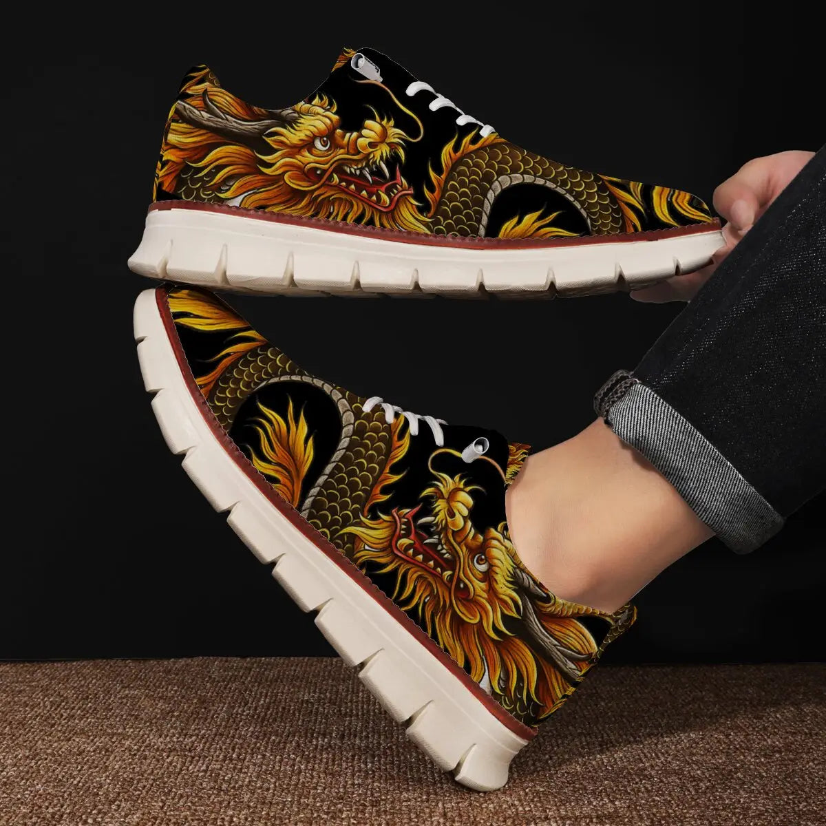 Chaussures derby brogue décontractées en maille pour hommes, en toile noire, avec un design de dragon doré vibrant, des accents orange ardent et jaune, des lacets blancs et une semelle en caoutchouc épaisse de couleur écru.