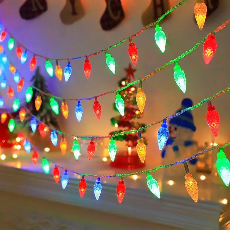 RGB-LED-Weihnachts-Stringlights mit durchscheinenden Glühbirnen in Rot, Grün, Blau und Gelb sind ideal für festliche Raumdekoration.