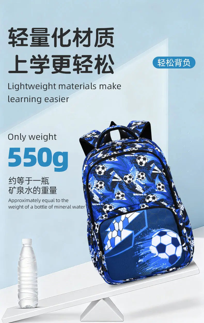 Blaues Jungen-Fußball-Schulrucksack-Set mit 3 Teilen: leichter Rucksack mit fußballbezogenem Thema und dynamischem Muster aus weißen und schwarzen Fußballmotiven auf lebhaft blauem Stoff.