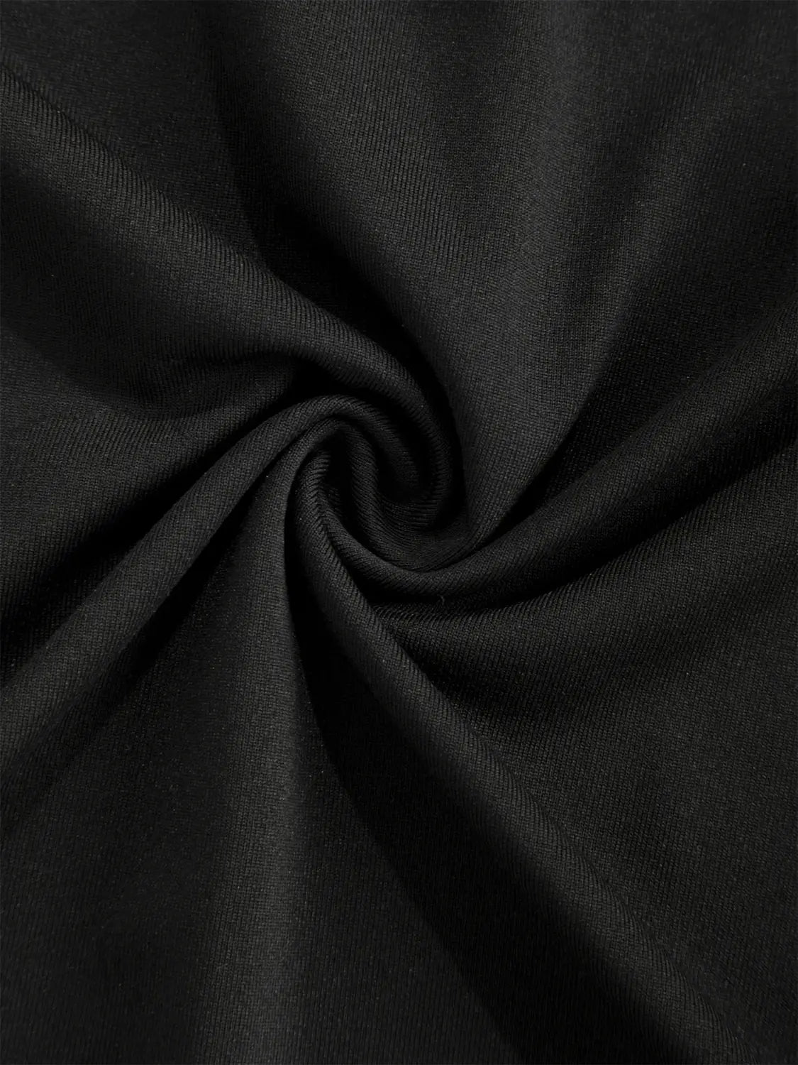 Schwarzes Langarm-Henley-Shirt aus weichem, strukturiertem Stoff mit dezentem Rippgewebe zur Verwendung als lässiger Basic-Pullover.