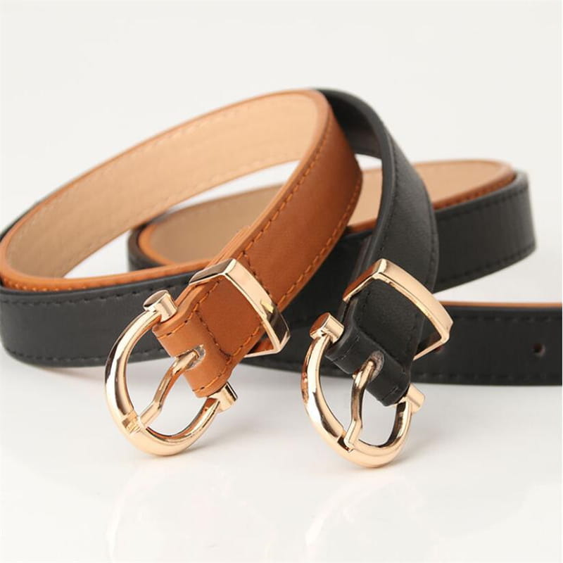 Cinturones de piel sintética (PU) para mujer en color arena y negro con hebillas tipo galgo (horsebit) de tono dorado, diseñados como cinturones de cintura con estilo.