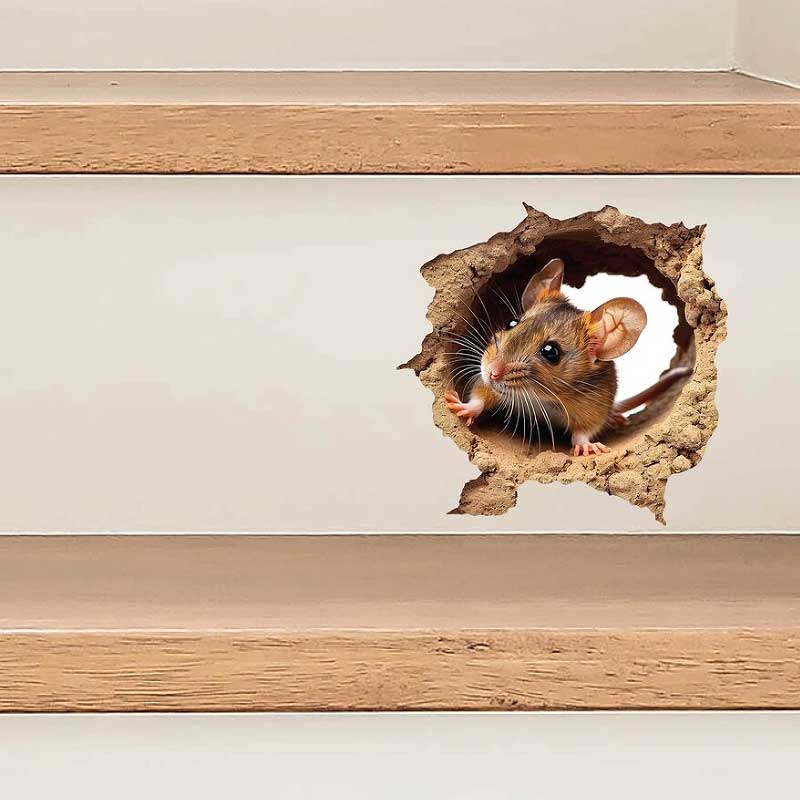 Une souris brune réaliste apparaît à travers un trou dans le mur à effet 3D texturé, sur un autocollant mural en PVC amovible ; autocollants de format pour un usage décoratif