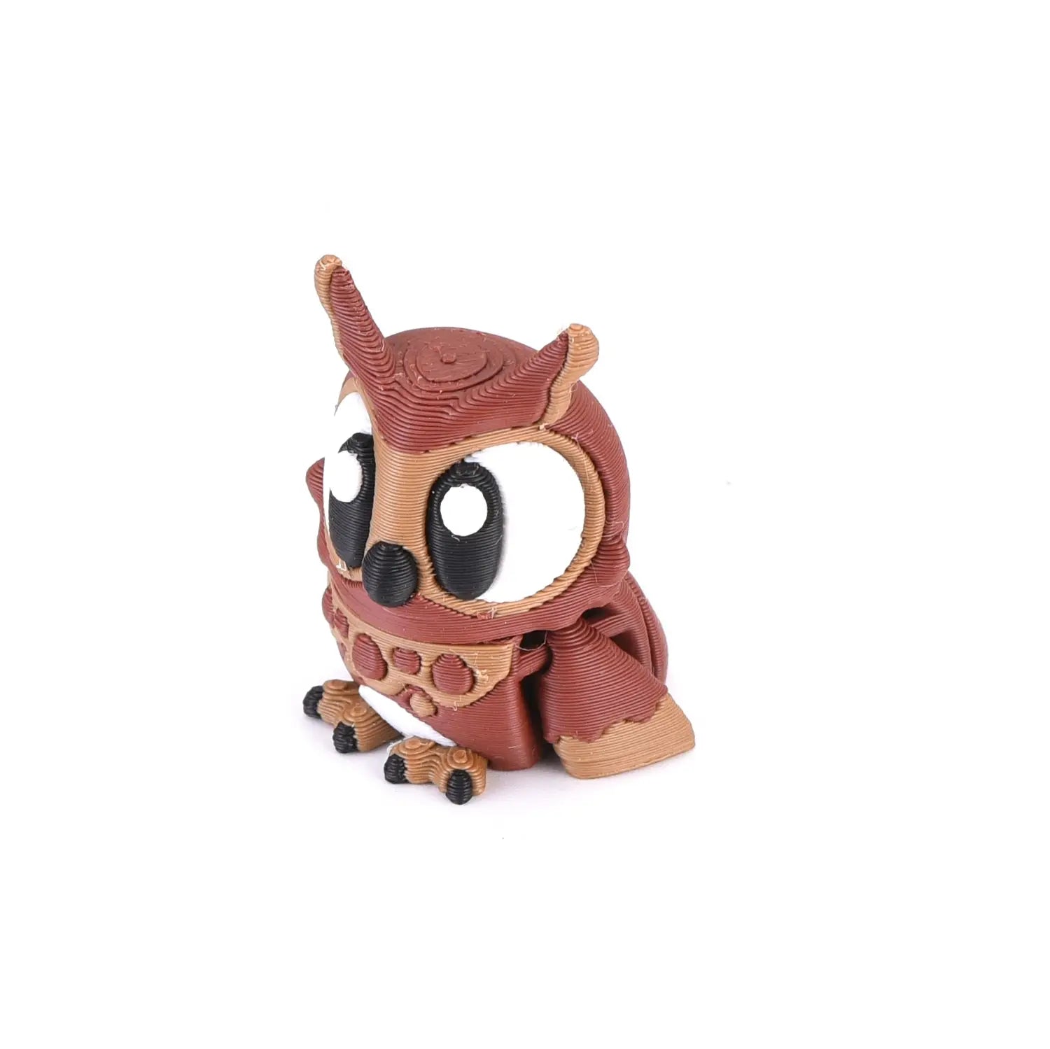 Une adorable figurine de hibou brune imprimée en 3D, avec de grands yeux noirs et des détails texturés, conçue comme produit fini pour des jouets de figurines d’animaux.