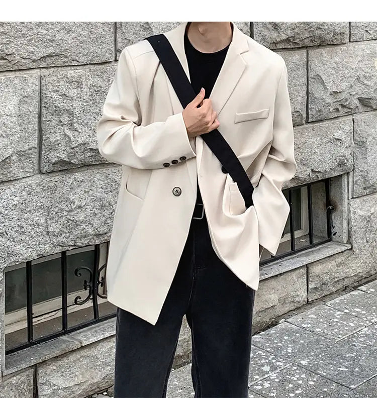 Blazer de doble botonadura color crema para hombre, casual, con tira de hombro negra y detalles de botones, elaborada en poliéster, adecuada para uso como chaqueta de traje.