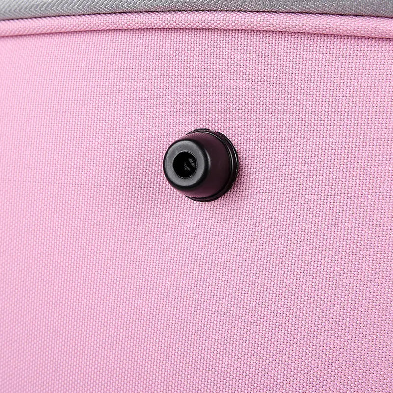 Jeu de capuchons de valve d’air circulaire noir encastré dans du tissu Oxford rose texturé, sur la face arrière d’un sac à dos de transport pour animaux destiné aux petits chats et aux petits chiens.