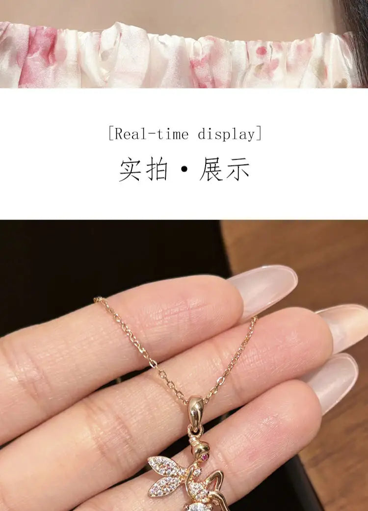 「モアッサナイト エルフ ペンダント シルバー ローズゴールド ネックレス」コレクションに含まれる、クリアクリスタルをあしらったきらめくハチモチーフの繊細なゴールドトーンのネックレス。